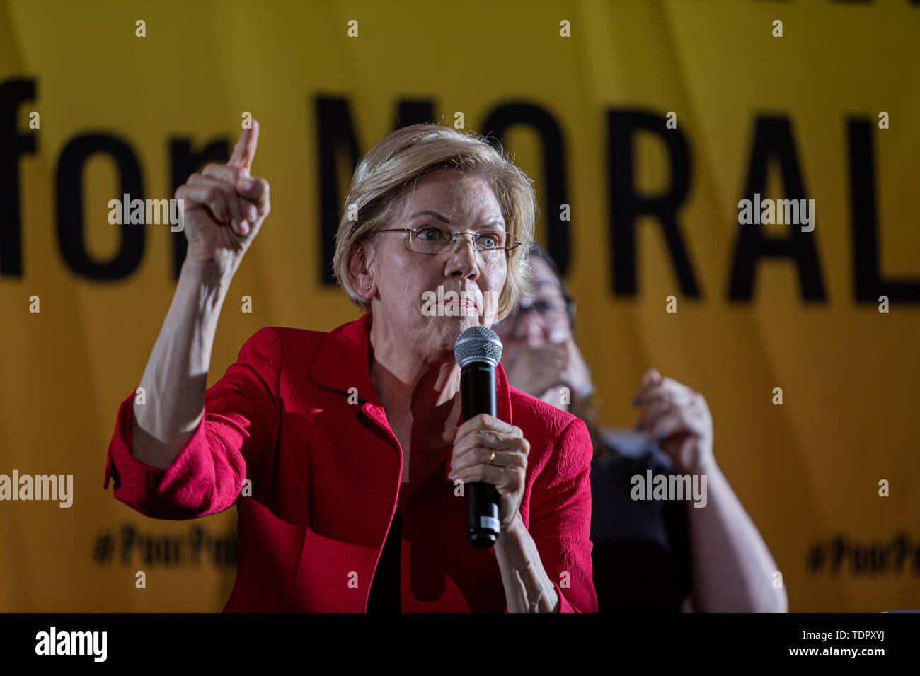 Demokratische Präsidentschaftswahlen?? Kandidat sen Elizabeth Warren (D-MA) an die armen Leute die Kampagne des sittlichen Handelns Kongress?.? Am 17. Juni 2019, neun demokratischen Präsidentschaftswahlen Kandidaten??? sprach am Eröffnungstag der armen Menschen an der Kampagne von Drei-? Tag moralisches Handeln Kongress. ???,?, Die von der Drehzahl angeführt. Dr. William Friseur II und Dr. Liz Theoharis?,? ? Schließt? Schulungen organisieren??? ? Stromversorgung in einkommensschwachen Gemeinden überall im Land zu errichten und eine Anhörung vor dem Haus Haushaltsausschusses.? (Foto von Michael Nigro/Pacific Press) Stockfoto
