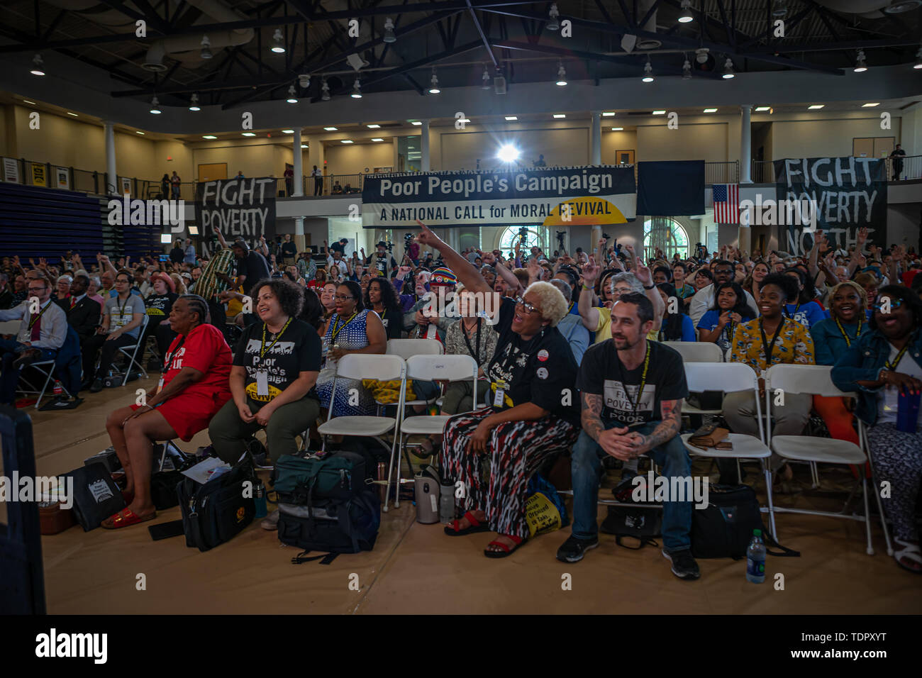 Washington Dc, USA. 17 Juni, 2019. Am 17. Juni 2019, neun demokratischen Präsidentschaftswahlen Kandidaten??? sprach am Eröffnungstag der armen Menschen an der Kampagne von Drei-? Tag moralisches Handeln Kongress. ???,?, Die von der Drehzahl angeführt. Dr. William Friseur II und Dr. Liz Theoharis?,? ? Schließt? Schulungen organisieren??? ? Stromversorgung in einkommensschwachen Gemeinden überall im Land zu errichten und eine Anhörung vor dem Haus Haushaltsausschusses.? Quelle: Michael Nigro/Pacific Press/Alamy leben Nachrichten Stockfoto