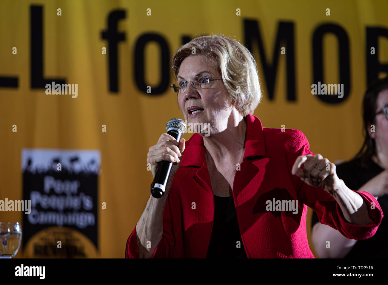Demokratische Präsidentschaftswahlen?? Kandidat sen Elizabeth Warren (D-MA) an die armen Leute die Kampagne des sittlichen Handelns Kongress?.? Am 17. Juni 2019, neun demokratischen Präsidentschaftswahlen Kandidaten??? sprach am Eröffnungstag der armen Menschen an der Kampagne von Drei-? Tag moralisches Handeln Kongress. ???,?, Die von der Drehzahl angeführt. Dr. William Friseur II und Dr. Liz Theoharis?,? ? Schließt? Schulungen organisieren??? ? Stromversorgung in einkommensschwachen Gemeinden überall im Land zu errichten und eine Anhörung vor dem Haus Haushaltsausschusses.? (Foto von Michael Nigro/Pacific Press) Stockfoto