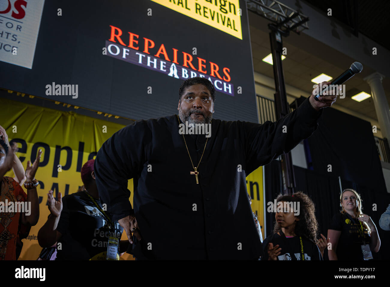 Washington Dc, USA. 17 Juni, 2019. Neun Kandidaten Präsidentschaftswahlen Demokratischen??? sprach am Eröffnungstag der armen Menschen an der Kampagne von Drei-? Tag moralisches Handeln Kongress. ???,?, Die von der Drehzahl angeführt. Dr. William Friseur II und Dr. Liz Theoharis?,? ? Schließt? Schulungen organisieren??? ? Stromversorgung in einkommensschwachen Gemeinden überall im Land zu errichten und eine Anhörung vor dem Haus Haushaltsausschusses.? Quelle: Michael Nigro/Pacific Press/Alamy leben Nachrichten Stockfoto