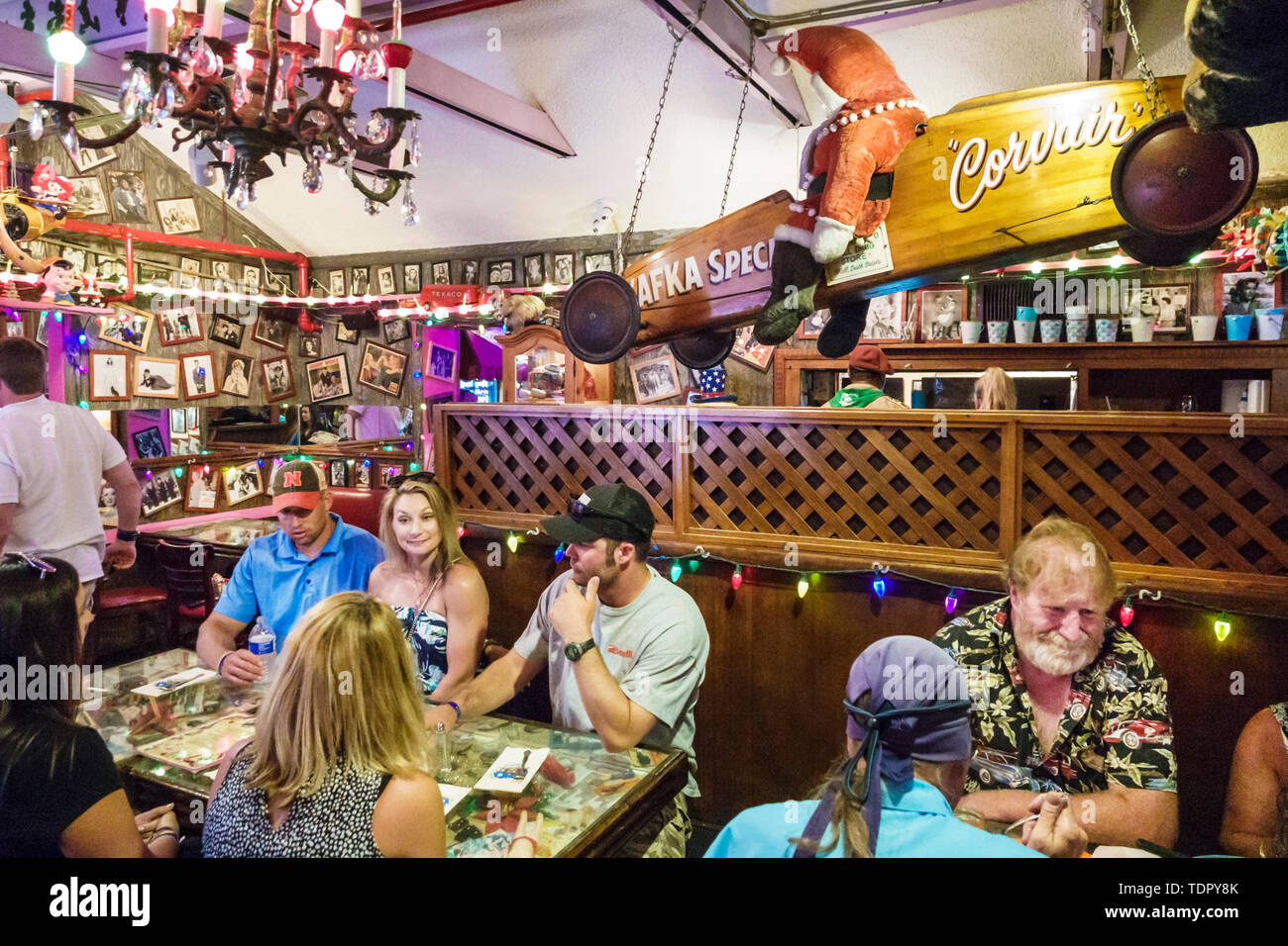 Captiva Island Florida, Bubble Room Restaurant Essen Essen Essen, Inneneinrichtung Männer Frauen Tische paar Familie Stockfoto