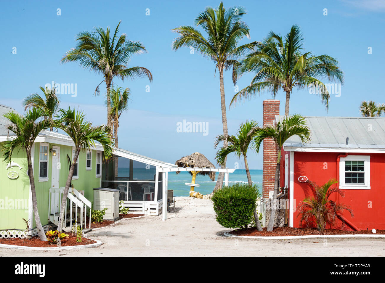 Sanibel Island Florida, Castaways Beach & Bay Cottages, Resort, Hotel, Strand, farbenfrohe Hütte am Wasser, Palmen, Old Florida, Holzhaus, FL19050 Stockfoto