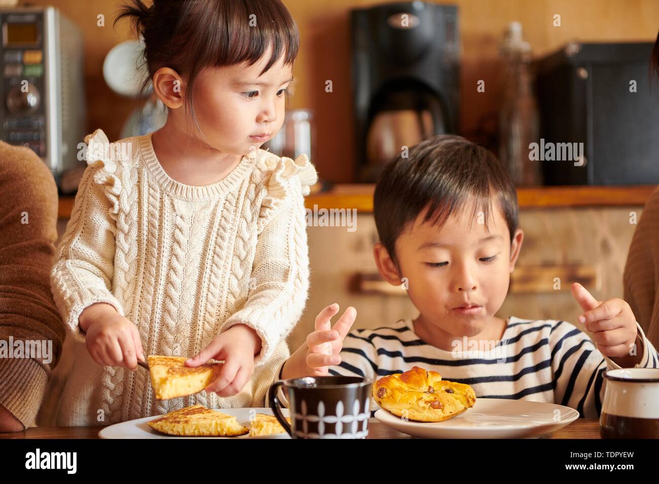 Japanische Kinder zu Hause Stockfoto