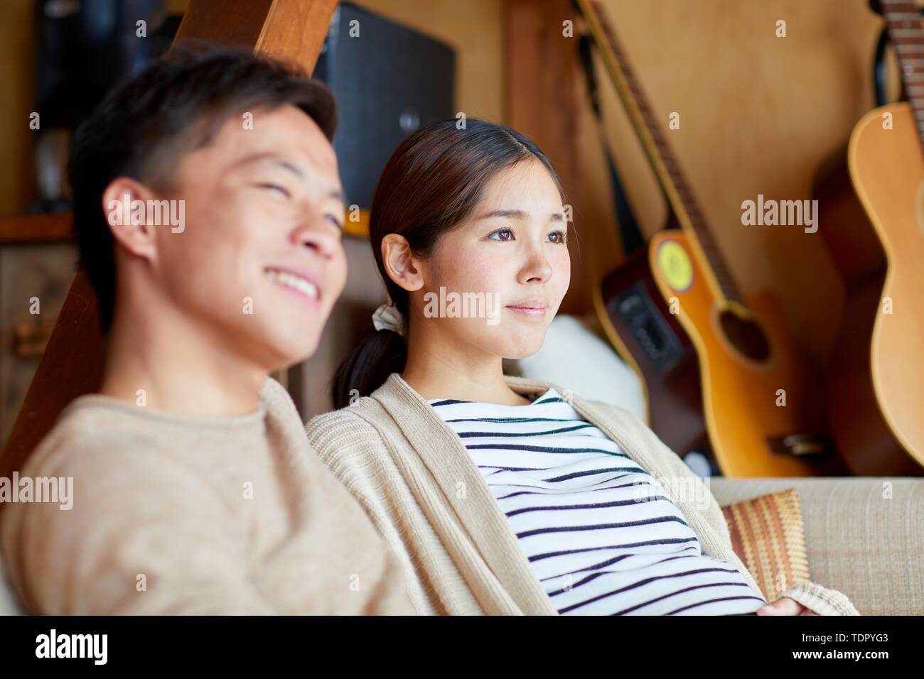 Japanisches Paar zu Hause Stockfoto