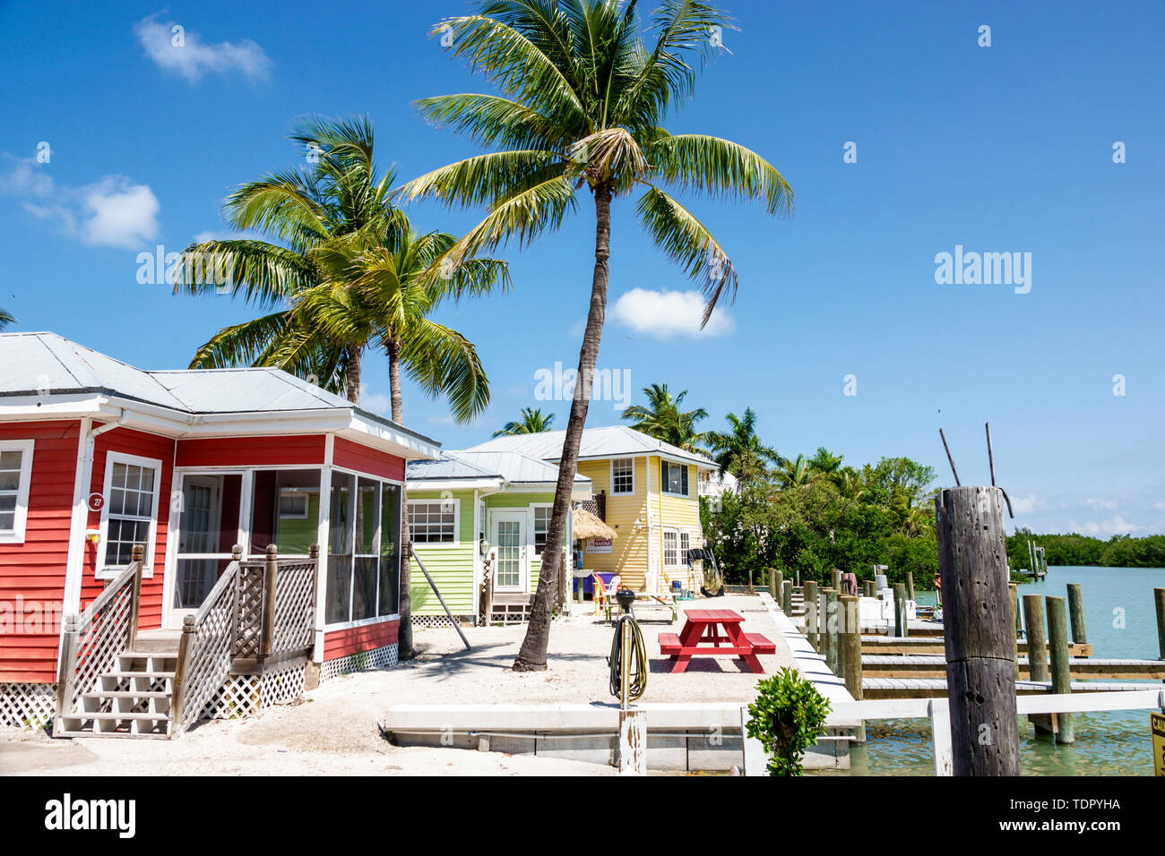 Sanibel Island Florida, Castaways Beach & Bay Cottages, Resort, Hotel, farbenfroher Cottage Bungalow mit Holzrahmen, Palmen, Docks, am Wasser, FL190508007 Stockfoto