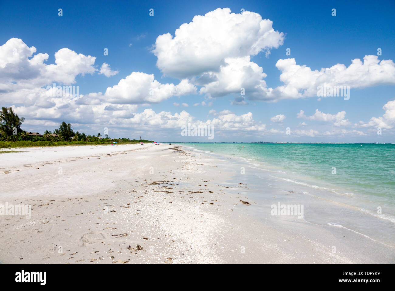 Sanibel Island Florida, Golf von Mexiko Küste, weißer Sand, Strand, geschwollene Wolken, türkisfarbenes Wasser, Küste, FL190508035 Stockfoto