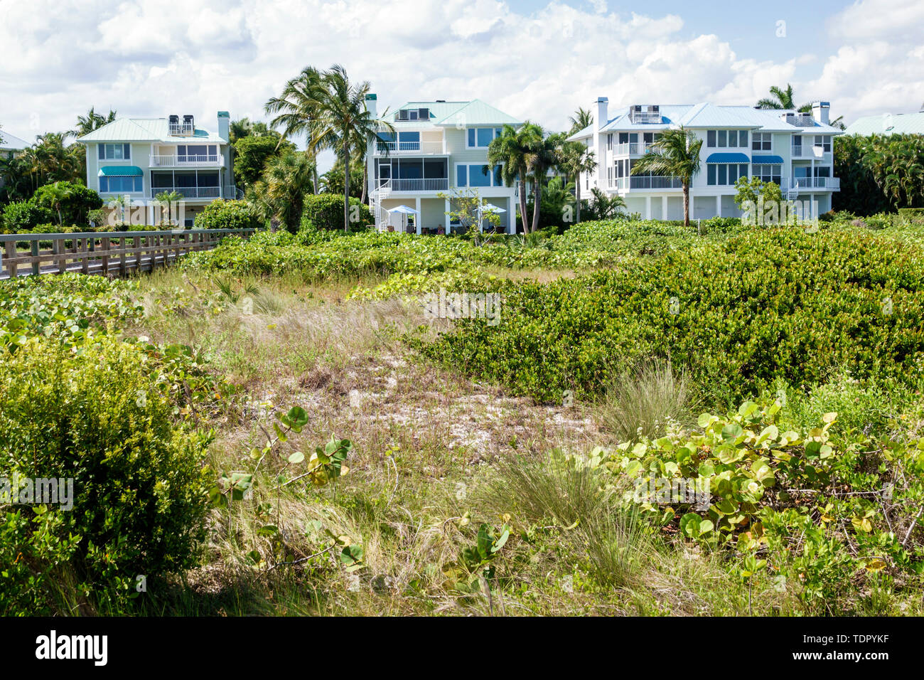 Sanibel Island Florida, East Gulf Drive, Häuser am Strand, große Einfamilienhäuser, mehrstöckige, Dünen, Gräser, Promenade, Besucher reisen trave Stockfoto