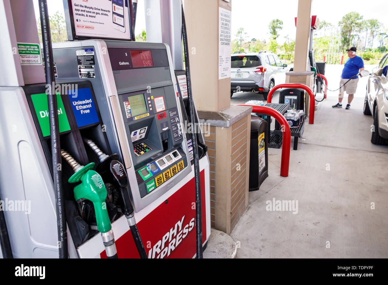 Fort Ft. Myers Florida, Murphy Express, Tankstelle, Benzin, Kraftstoffpumpen, Spender werden zum Pumpen, Düsen, Diesel, bleifreies Ethanol, FL19051000 verwendet Stockfoto