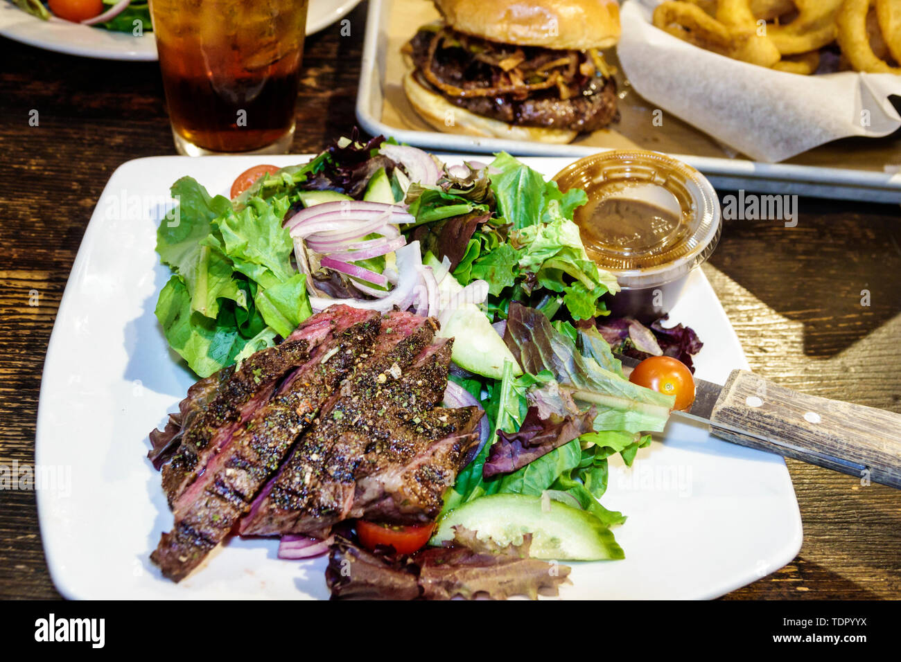 Naples, Florida, Jimmy P's Butcher Shop & Deli Charred Steakhouse, Restaurants, Restaurants, Restaurants, Restaurants, Cafés, Speisenplatten, Salat, Steaksalat, FL19051204 Stockfoto