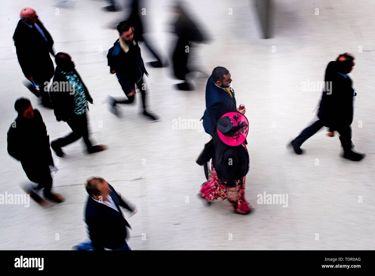 Racegoers Spaziergang über die bahnhofshalle in der Londoner Waterloo Station befoe verfing sich ein Zug nach Ascot für den ersten Tag des Royal Ascot treffen, das ist einer der bekanntesten und buntesten Sportveranstaltungen. Stockfoto