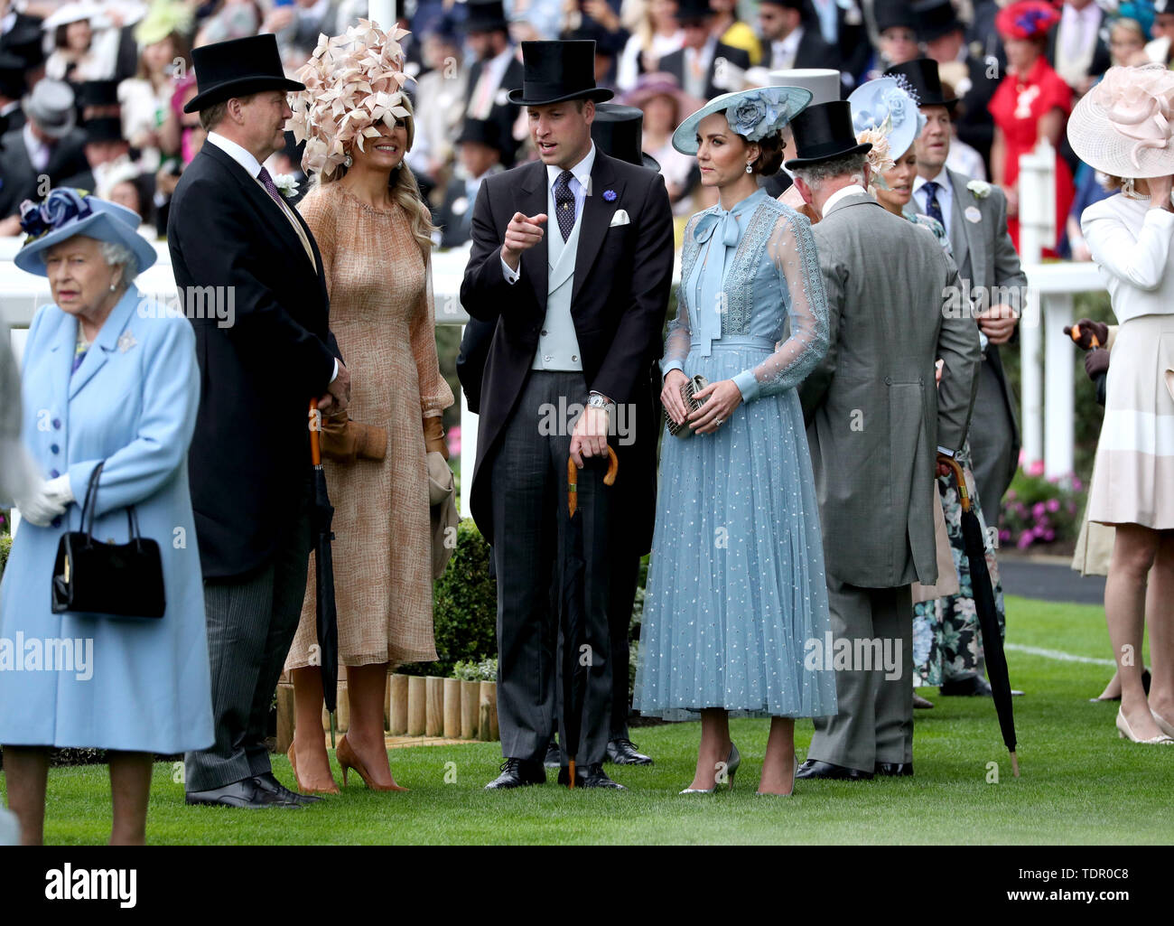 Königin Elizabeth II (links), König Willem-Alexander der Niederlande, Königin Maxima der Niederlande, der Herzog von Cambridge und die Herzogin von Cambridge an Tag eins von Royal Ascot Hotel in Ascot Pferderennbahn. Stockfoto