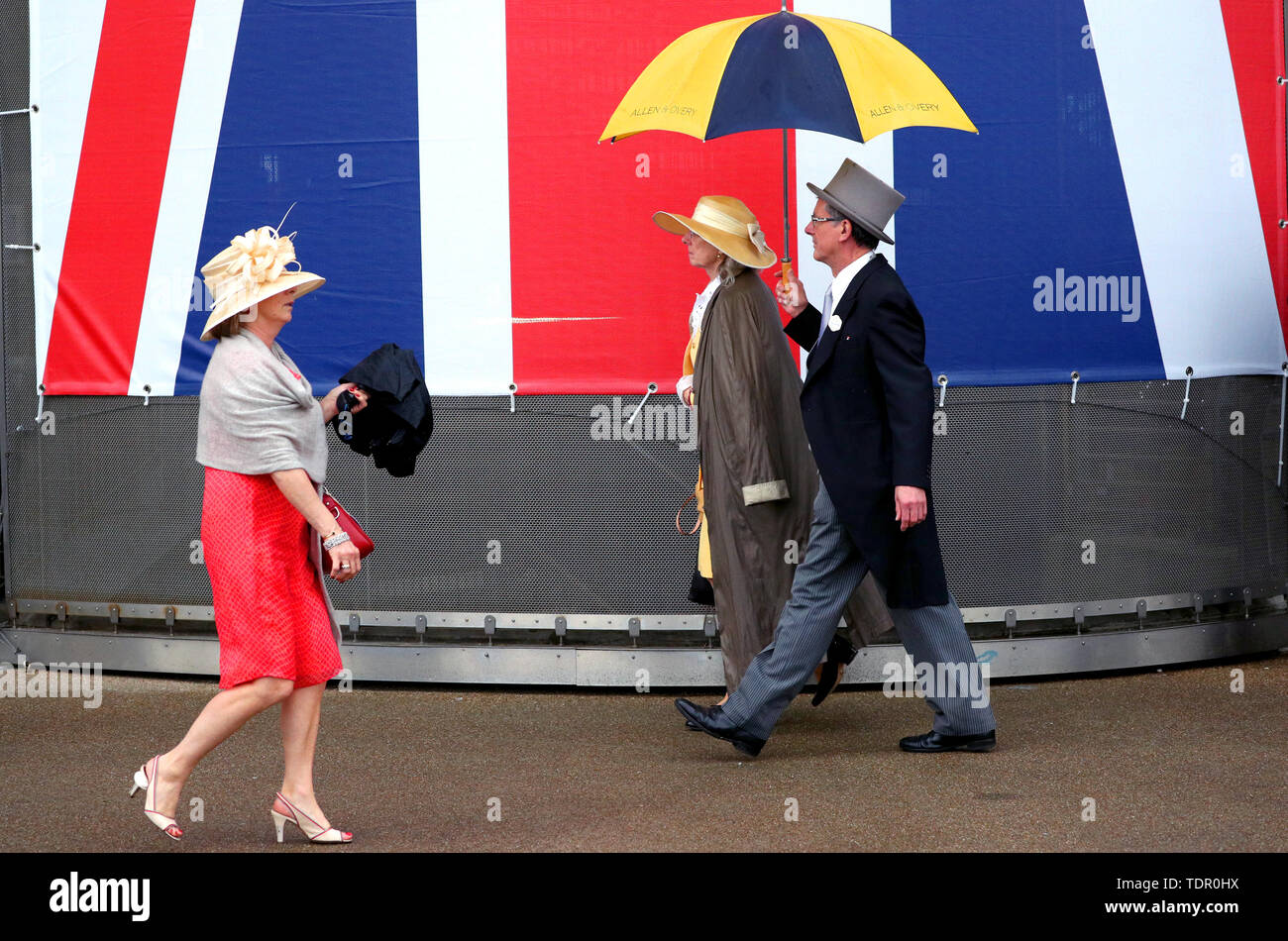 Einen allgemeinen Überblick über racegoers während der Tag des Royal Ascot Hotel in Ascot Pferderennbahn. Stockfoto