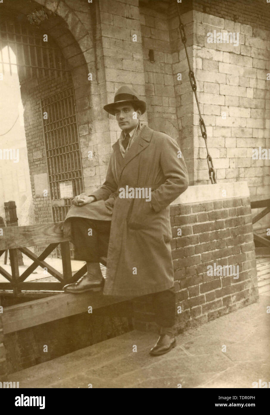 Mann außerhalb einer Burg Dressing mit den typischen kleid und hut der 1940er Jahre Stockfoto