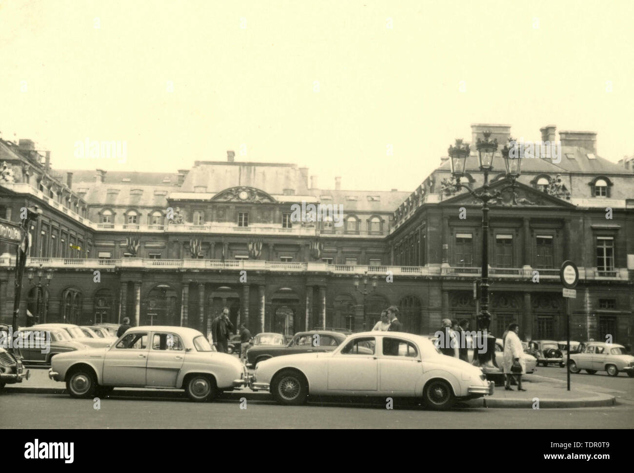 Autos vor dem Palais Royale, Paris, Frankreich 1961 geparkt Stockfoto