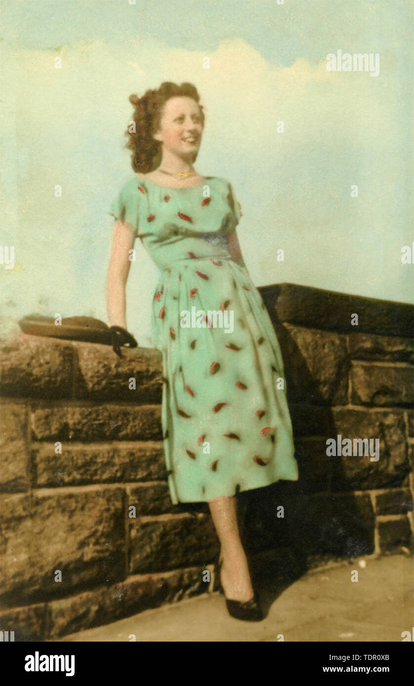 Frau Festlegung auf eine Mauer außerhalb, Italien 1950 s Stockfoto