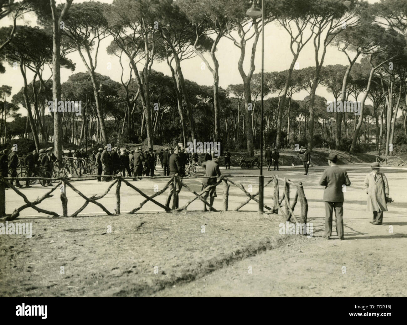 Die Menschen versammelten sich in der Villa Borghese, Rom, Italien 1930 Stockfoto