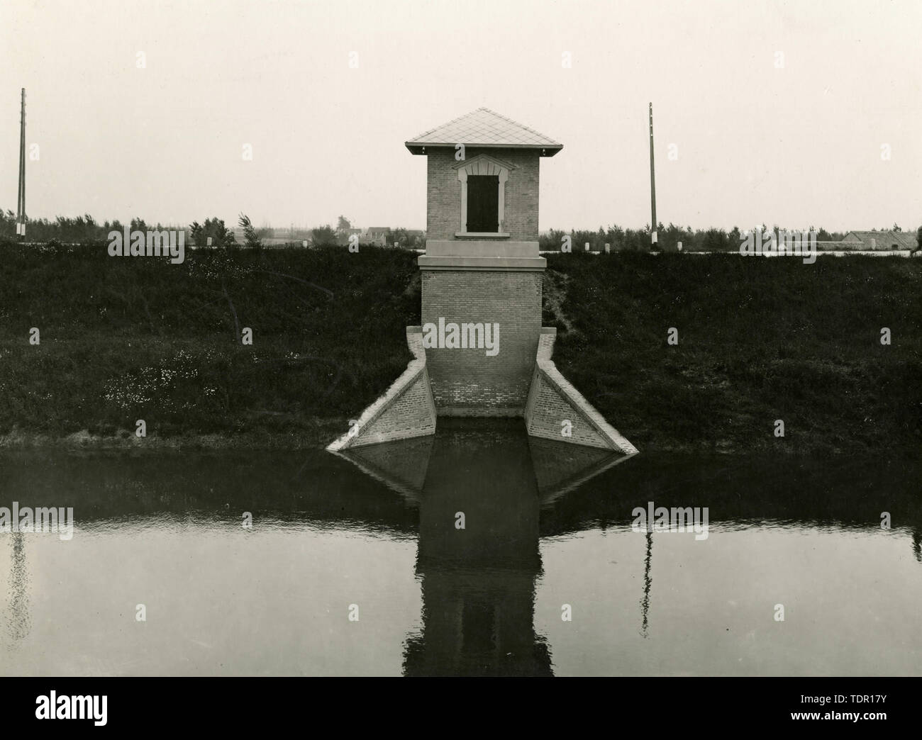Kanalisation Turm auf dem Fluss Serragliolo, Bondeno, Italien 1930 Stockfoto