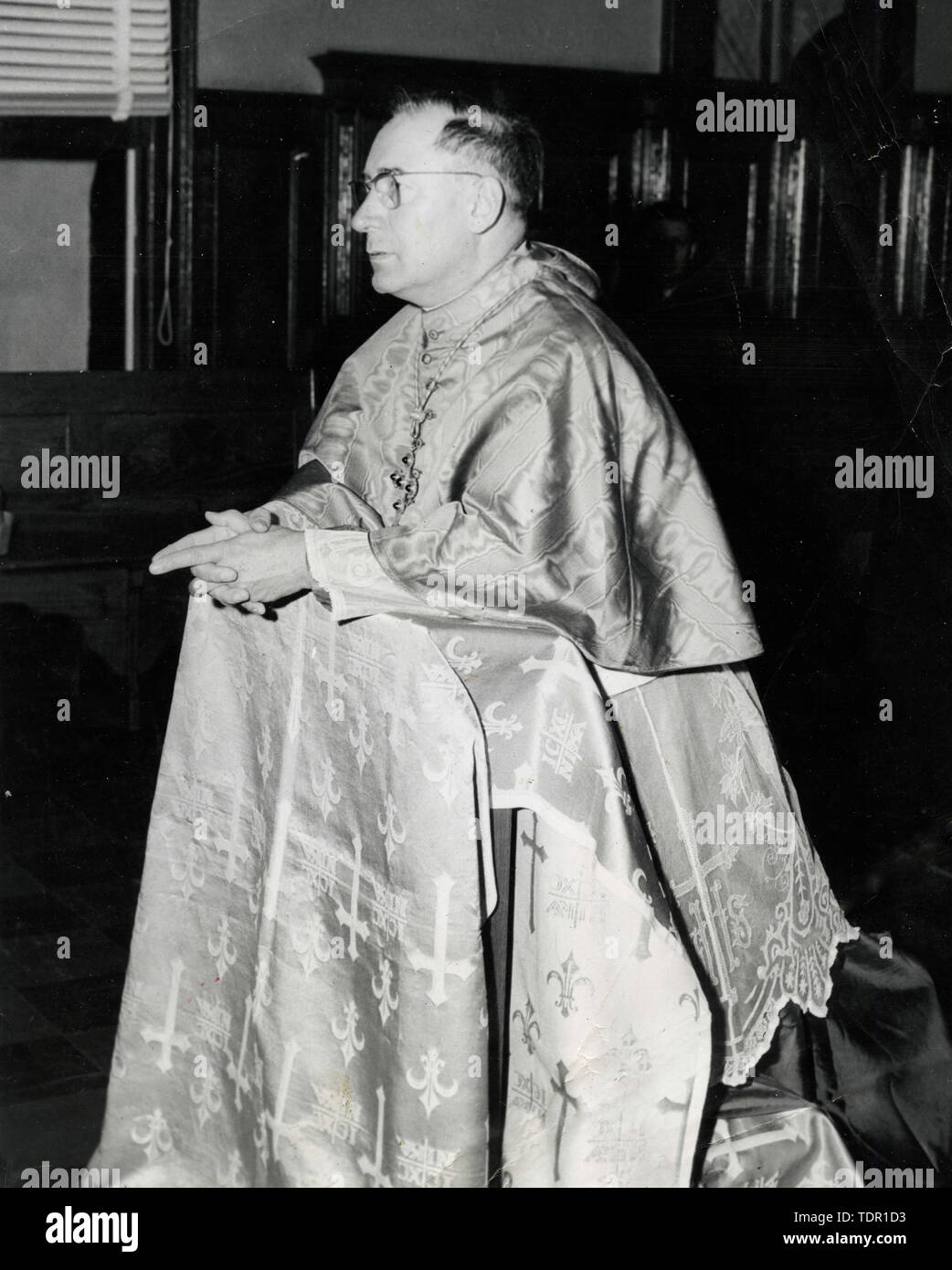 Nicht identifizierte Der katholische Kardinal beten, 1950er Jahre Stockfoto
