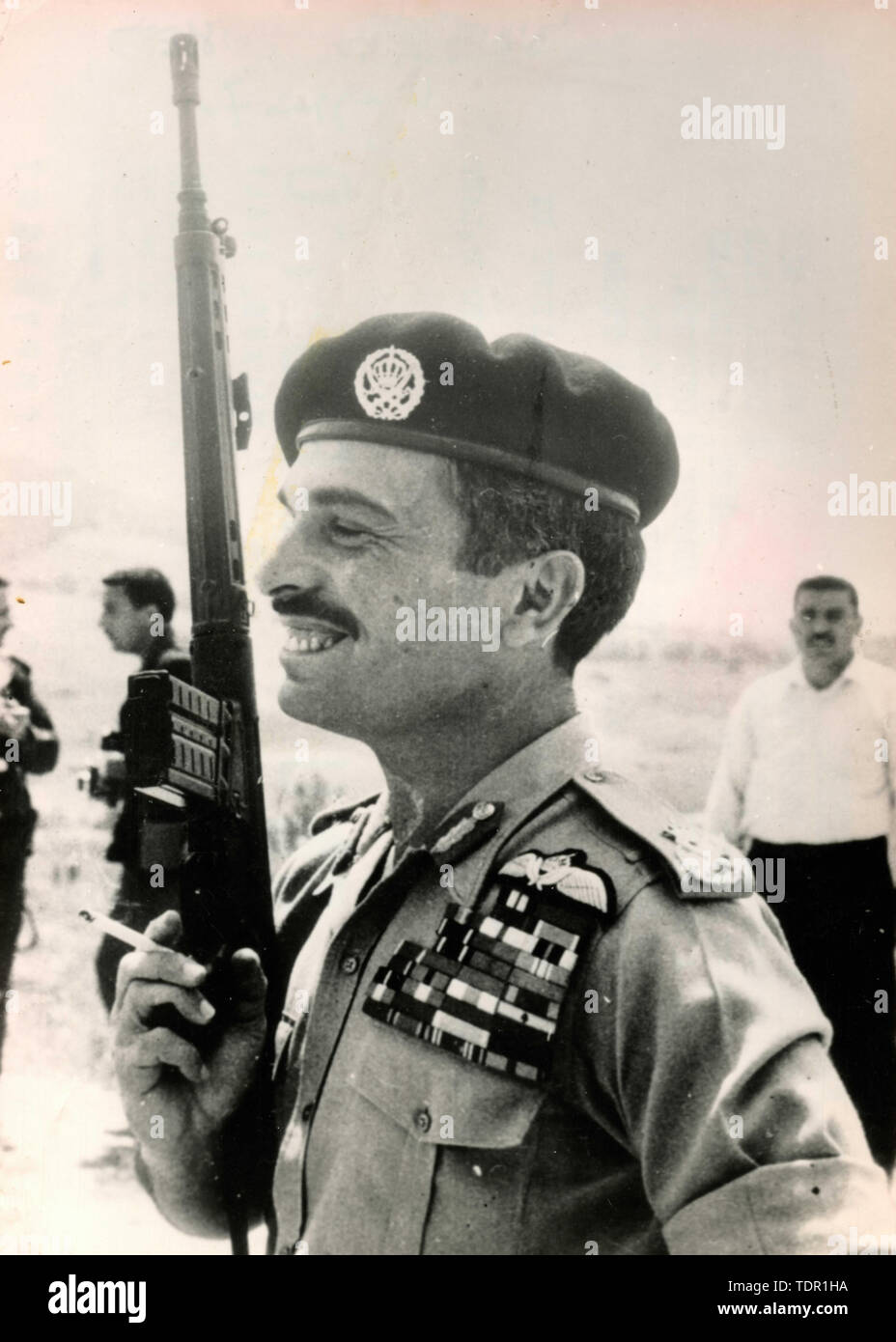 König Hussein von Jordanien in Uniform und Maschinengewehr, Jordanien 1970 Stockfoto