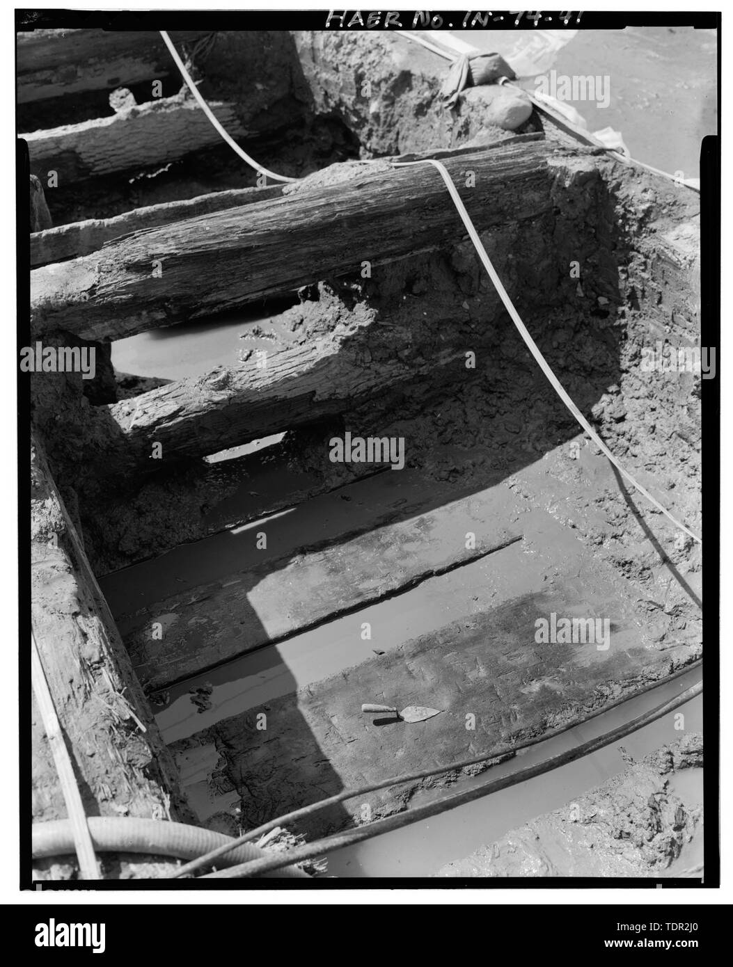 Foto von der Unterseite einer Krippe, in der Mitte befindet, zeigt grosse 12' x 12' bis 18' Balkenwerk, dachte der Stiftung Hölzer oder fußbodenbalken des Schlosses. - Wabash und Erie Canal, Nr. 2, 8 Meilen östlich von Fort Wayne, neben US-Route 24, New Haven, Allen County, IN Stockfoto