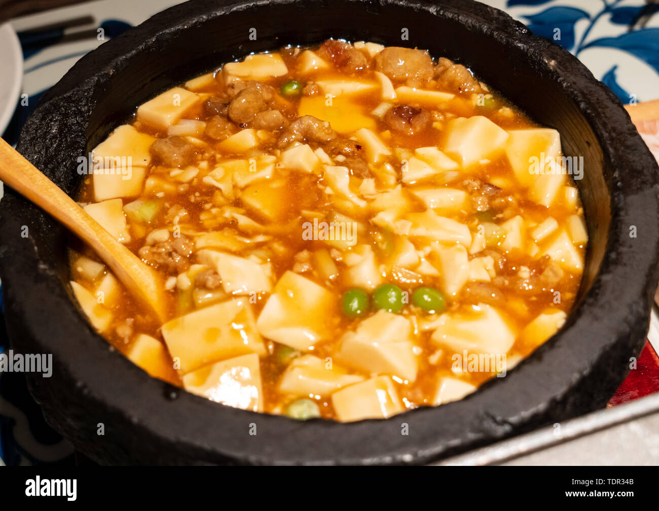 Stein Topf Hühnersuppe tofu Stockfoto