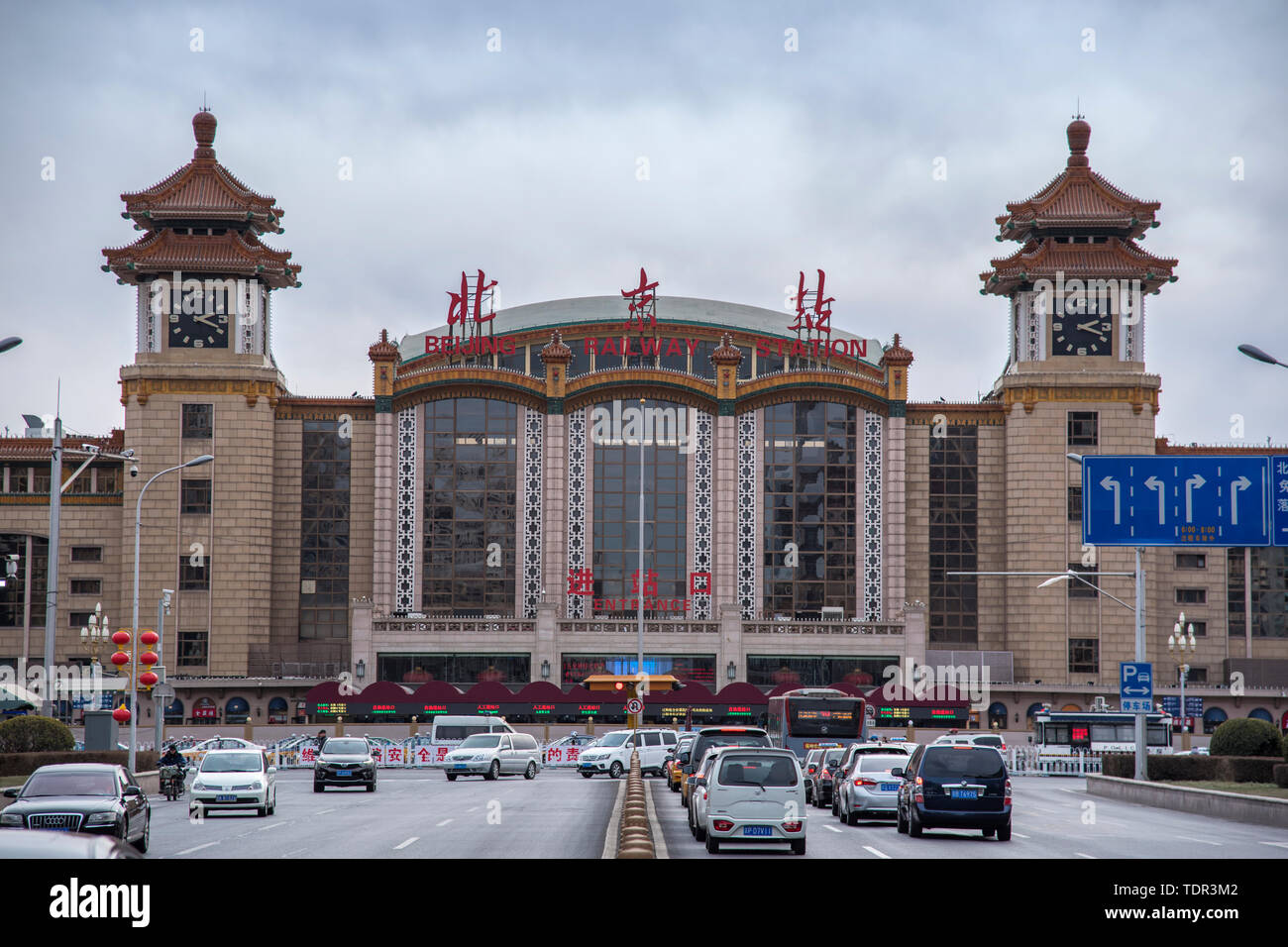 Der Bahnhof von Peking ist die Station der Beijing-Shanghai Railway, die Beijing-Cheng Beijing-Kazakhstan Bahn, die Bahn, die Bahn, der Fengsha Jingyuan Bahn, die Bahn und die Beijing-Guangzhou Beijing-Kowloon Eisenbahn. Es ist eine der wichtigsten Stationen der Schienenpersonenverkehr in Peking. Stockfoto