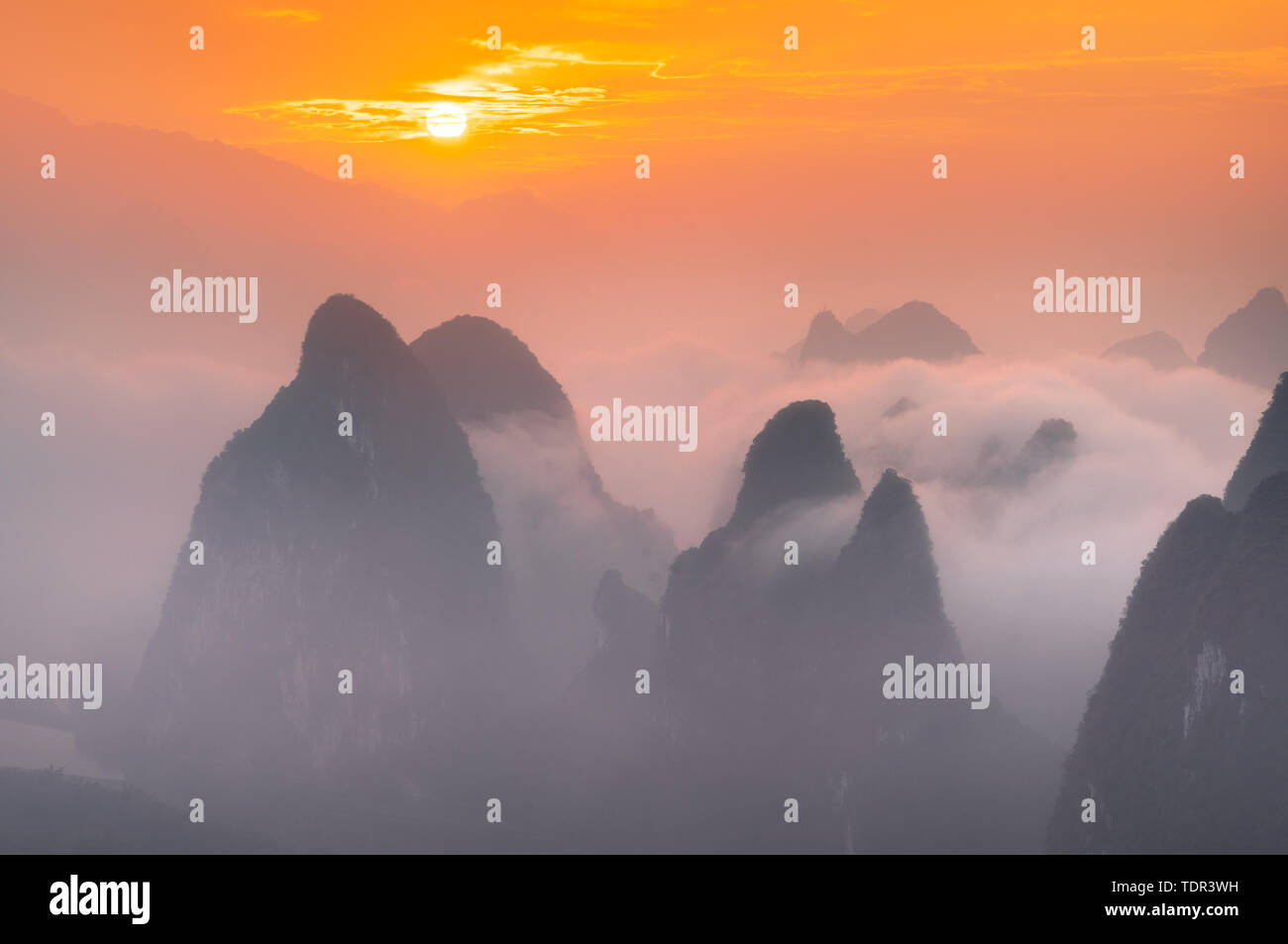Sonnenaufgang in Xianggong Berg, Xingping, Guilin Stockfoto