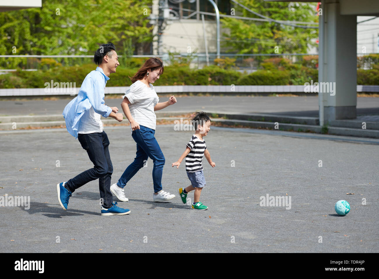 Japanische Familie in einem Stadtpark Stockfoto