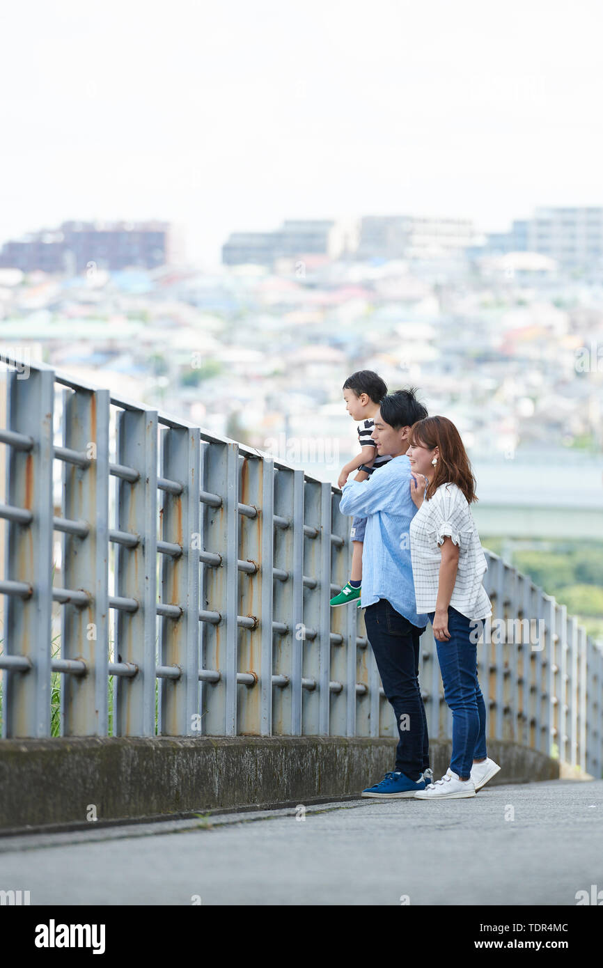 Japanische Familie im Freien Stockfoto