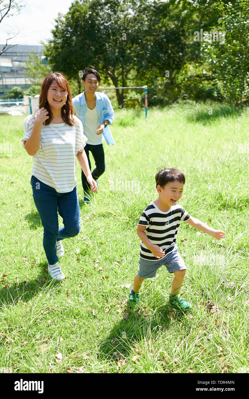 Japanische Familie in einem Stadtpark Stockfoto