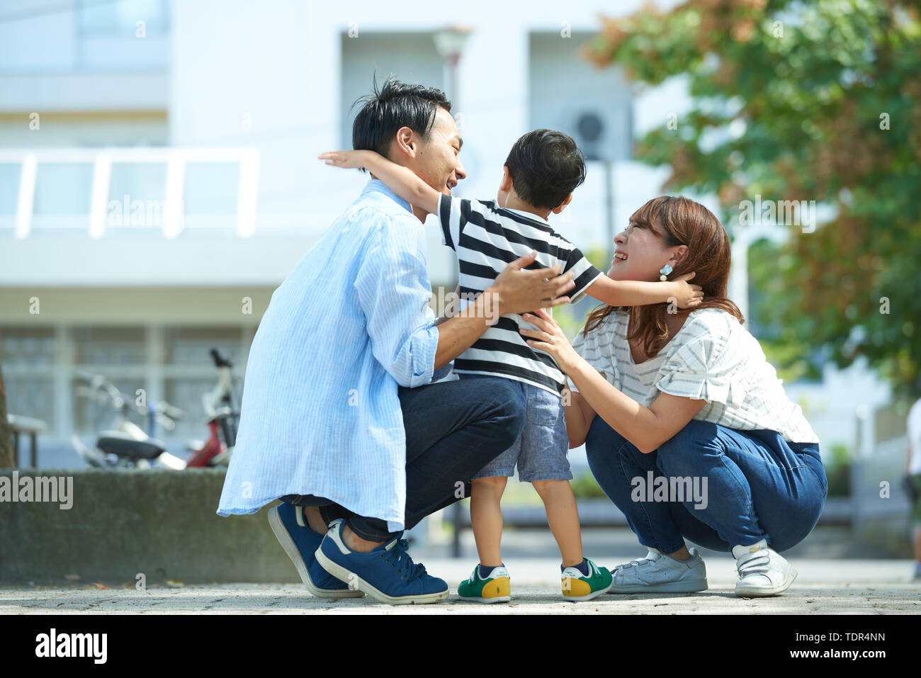 Japanische Familie in einem Stadtpark Stockfoto