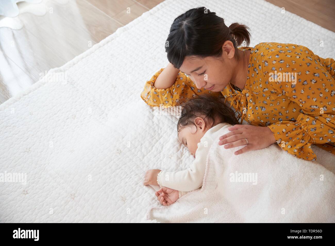 Japanisches Kind mit Mutter zu Hause Stockfoto