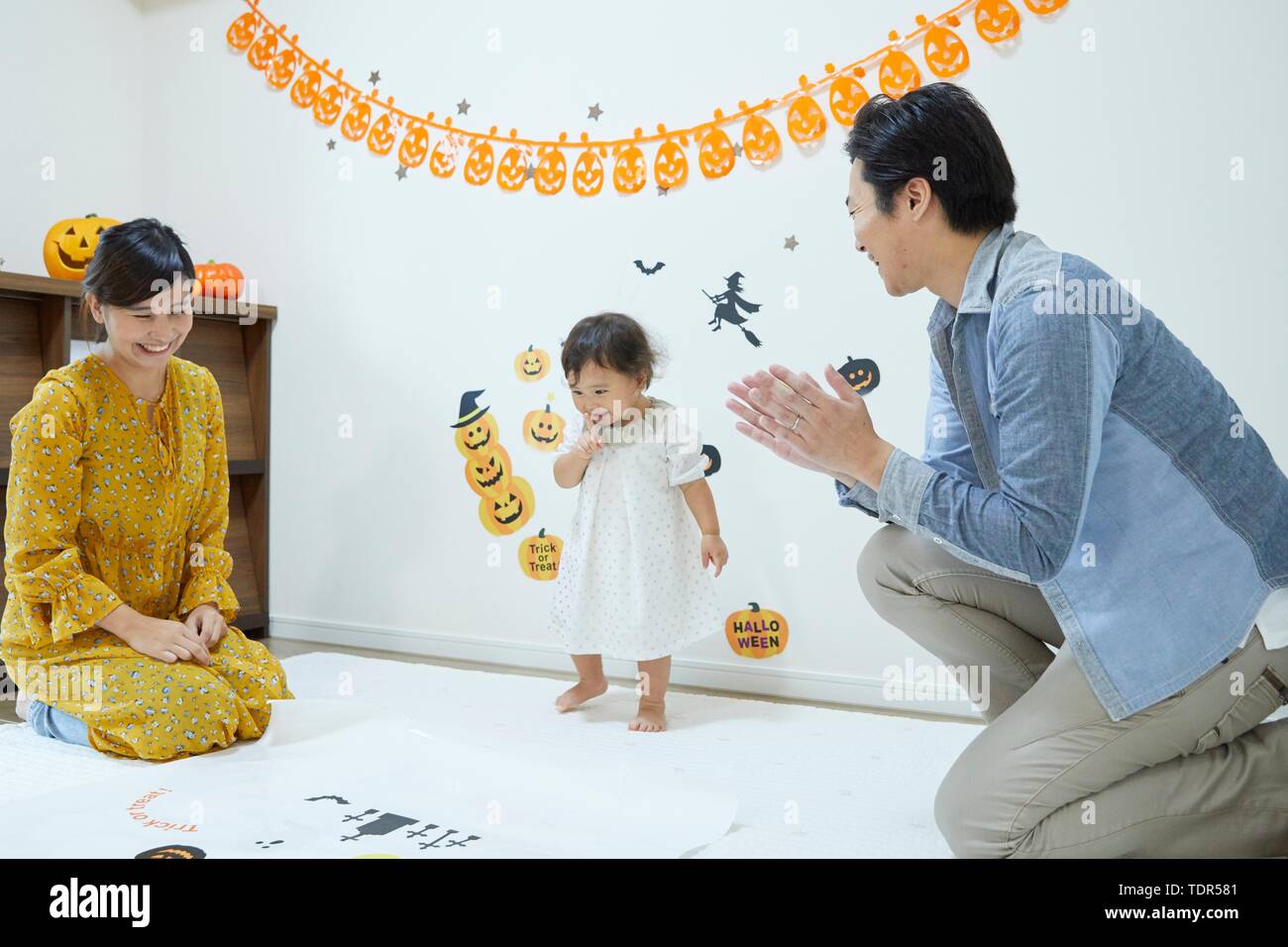 Japanische Familie zu Hause Stockfoto