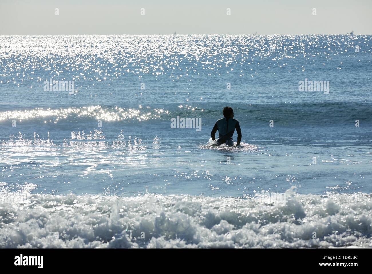 Japanische Surfer am Strand Stockfoto