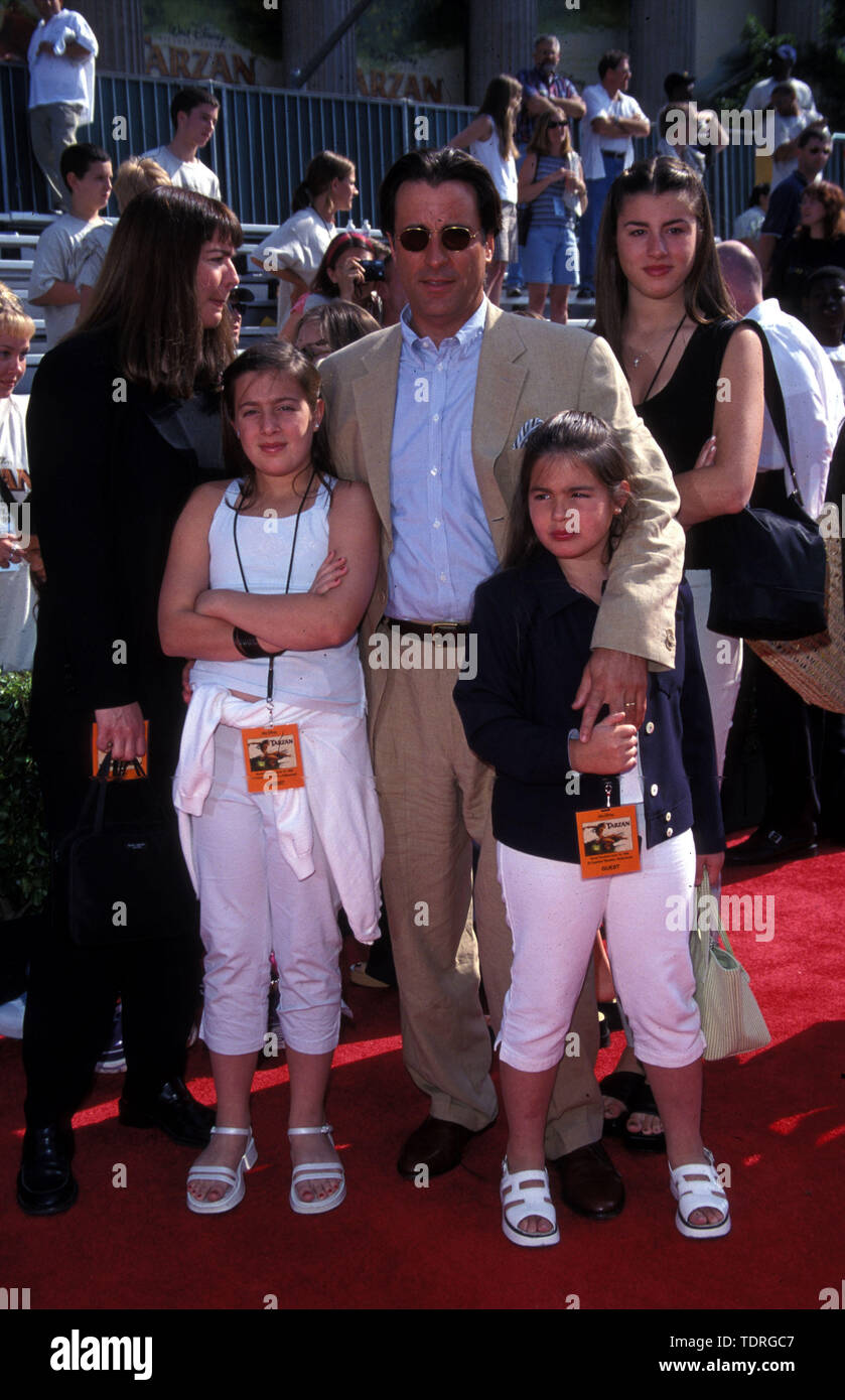 Jun 21, 1999, Los Angeles, CA, USA; Schauspieler Andy Garcia & seine Töchter @ 'Tarzan' Movie Premiere.. (Bild: Chris Delmas/ZUMA Draht) Stockfoto