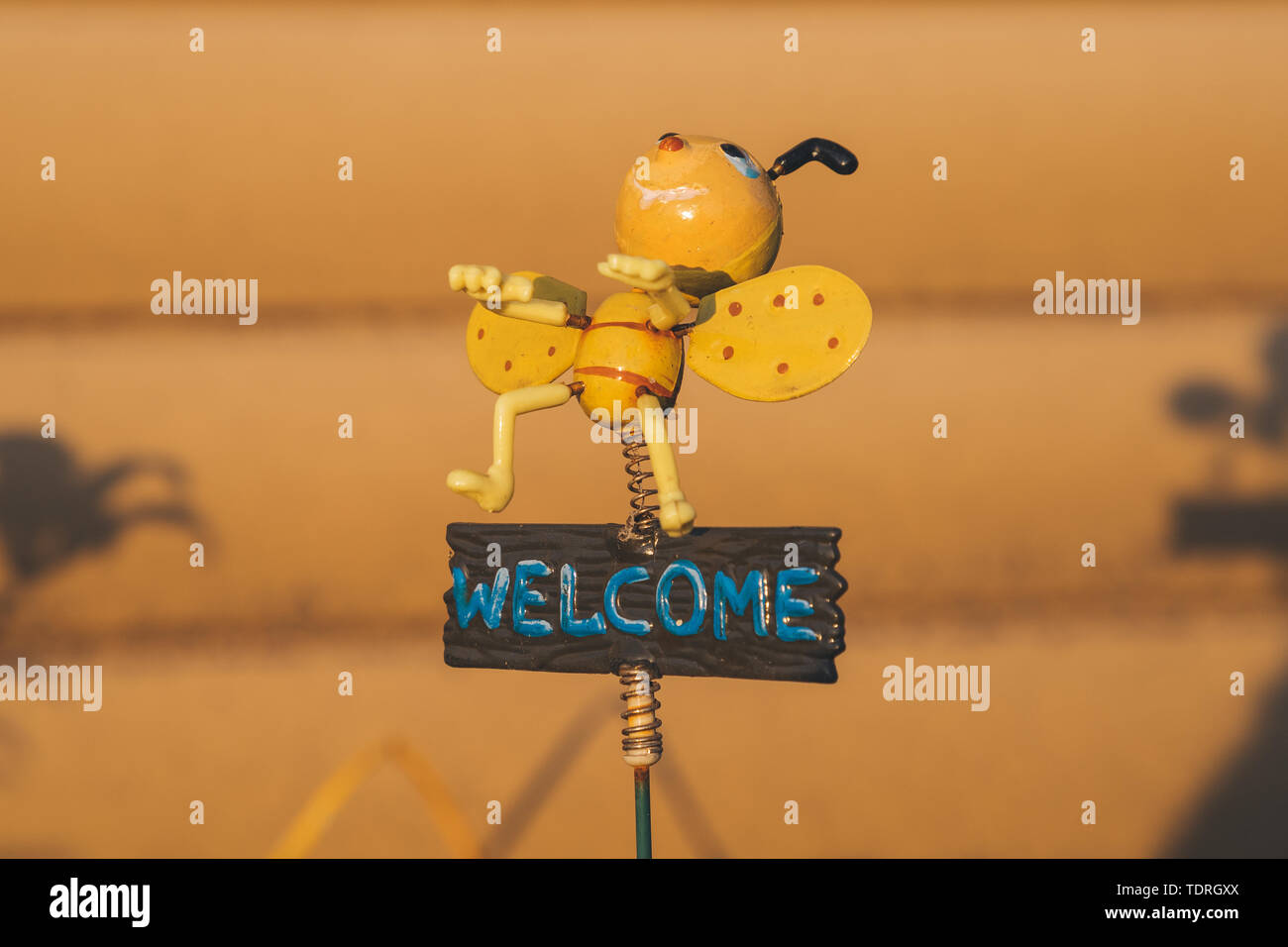 Helle Spielzeug Biene mit der Aufschrift willkommen Stockfoto