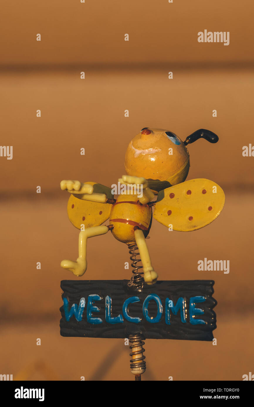 Helle Spielzeug Biene mit der Aufschrift willkommen Stockfoto