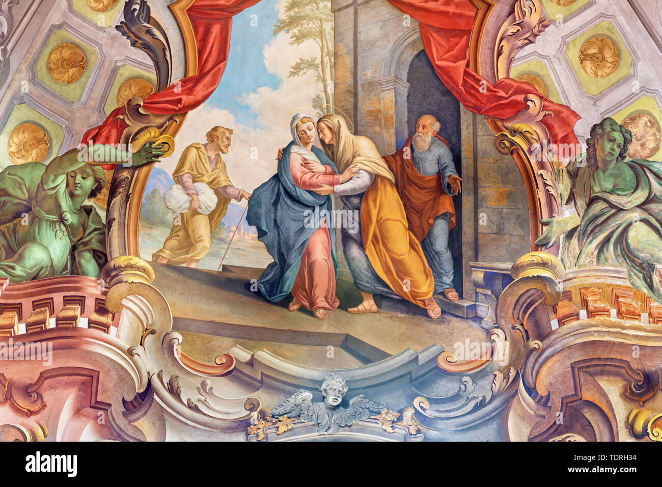 COMO, ITALIEN - 8. Mai 2015: Das Fresko der Heimsuchung Fresko in der Kirche Santuario del Santissimo Crocifisso durch Gersam Turri (1927-1929). Stockfoto