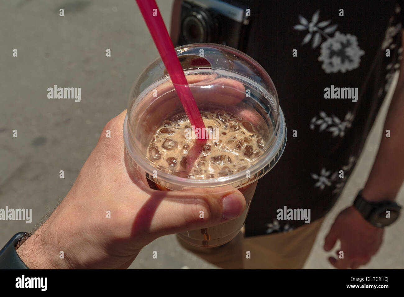 Hand hält eine Kaffee trinken Art von der ersten Person Stockfoto