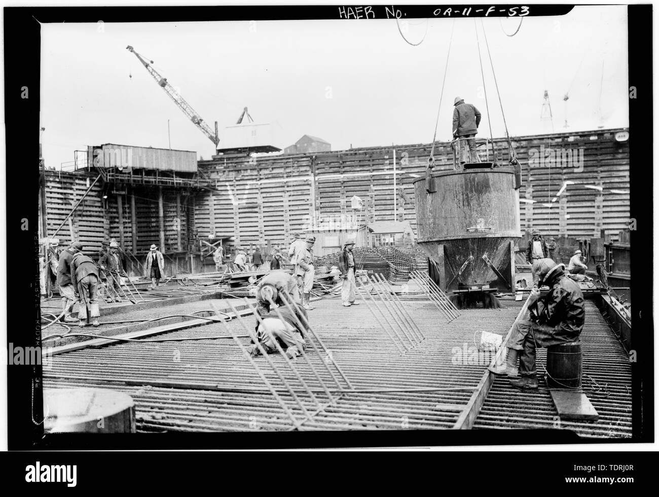 Fotograf unbekannt Oktober 1935 ARBEIT AUF DER SÜDLICHEN HÄLFTE ABFLUSSKANAL ÜBERSICHT Verstärken von Stahl und Beton. Fangdamms im Hintergrund. - Bonneville, Bonneville Dam, Columbia River, Bonneville, Multnomah County, ODER Stockfoto