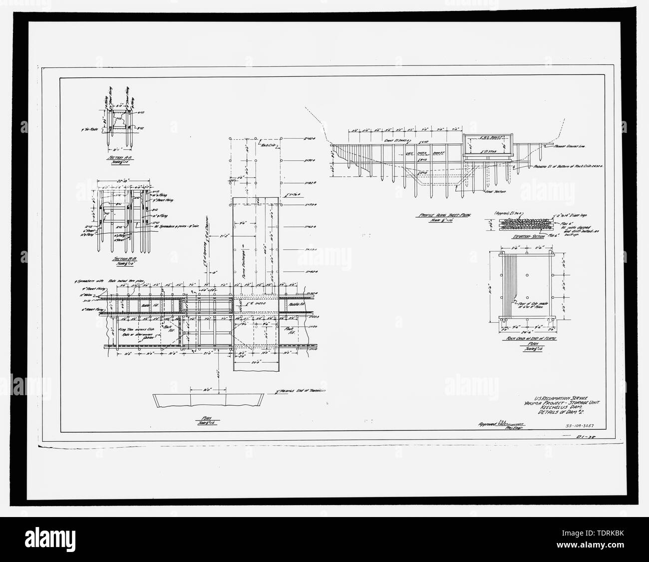 Fotografische Kopie der Konstruktionszeichnung, US-Reklamation Service, April 1915 (Original Zeichnung an US-Büro der Reklamation oberen Columbia Bereich Büro, Yakima, im Bundesstaat Washington). Keechelus Dam - DAM-2. - Keechelus Dam, Yakima Fluss, 10 km nordwestlich von Easton, Easton, Kittitas County, WA; US-Büro der Reklamation; Edel, T A; Charles, L J; Swigart, Charles H; Baldwin, E H; Crownover, C E; Fraserdesign, Auftragnehmer; Louter, David, Sender; Fraser, Clayton B, Fotograf Stockfoto