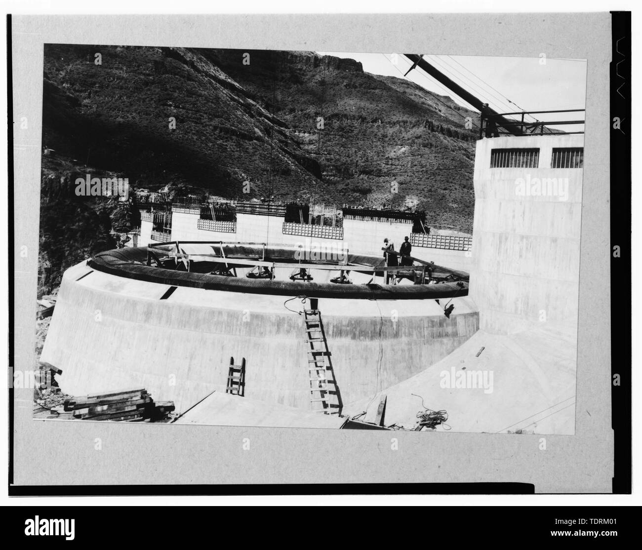Fotografische Kopie des historischen Foto, April 19, 1932 (Original drucken in Gruppe 115 eingereicht, National Archives, Washington, D.C.). SPILLWAY RING GATE, OWYHEE DAM. - Owyhee Dam, über Owyhee Fluss, Nyssa, Malheur County, ODER Stockfoto