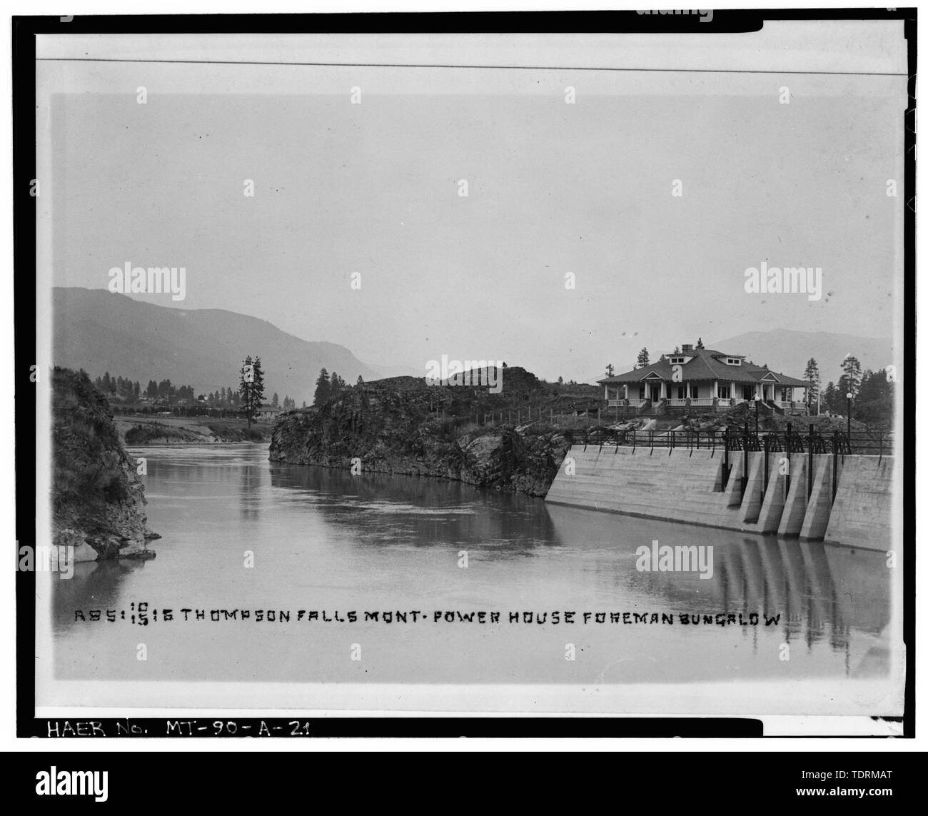 Fotografische Kopie des historischen Foto, 15. Oktober 1916 (Original print an der Thompson Fälle hydroelektrisches Projekt, Thompson Falls, Montana gelegen). Fotograf unbekannt. Kontext ANSICHT Nordwesten und Südwesten Fassaden und FOREBAY KANAL. Blick nach Osten. - Thompson Fälle hydroelektrisches Projekt, der Vorarbeiter der Bungalow auf der Insel zwischen Forebay Kanal und ClarkFord Fluss, Thompson Falls, Sanders County, MT. Stockfoto