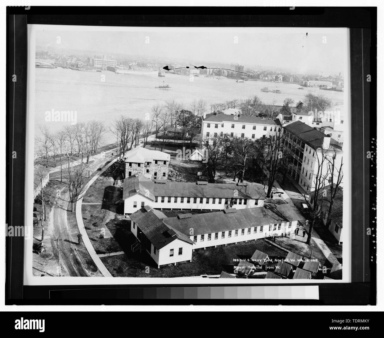 Fotografische Kopie des historischen Foto, Blick auf das Krankenhaus Gelände im Osten, die der Erste Weltkrieg not Gebäude hinter der Portsmouth Naval Hospital Building, 29. November 1918. (Portsmouth Naval Shipyard Museum, Portsmouth, VA) - Portsmouth Naval Hospital, begrenzt durch Elizabeth River, Crawford Street, Portsmouth General Hospital, Parkview Avenue, und Scotts Creek, Portsmouth, Portsmouth, VA Stockfoto