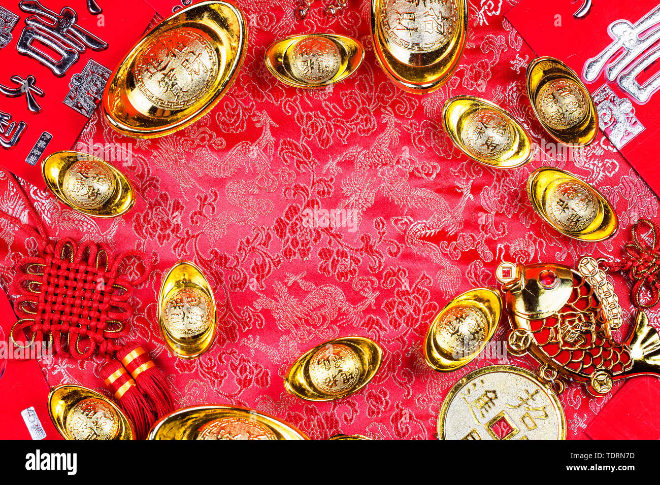 Chinese New Year Festival Dekorationen, ang Pow oder rote Paket und gold Barren. Chinesische Schriftzeichen bedeutet Glück, Reichtum und Wohlstand. Stockfoto