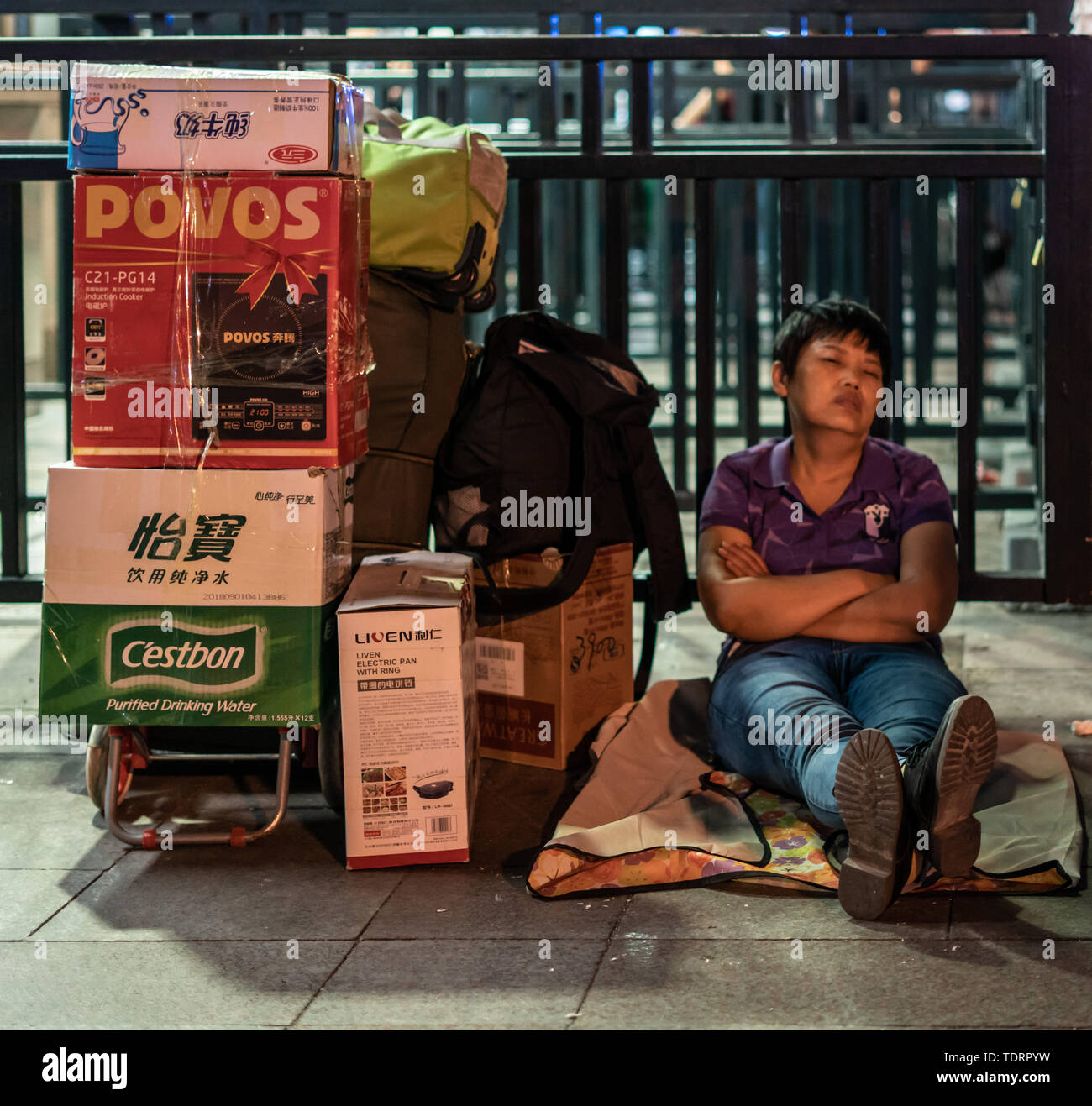 In der Nacht, Leute auf dem Platz schlafen Stockfoto