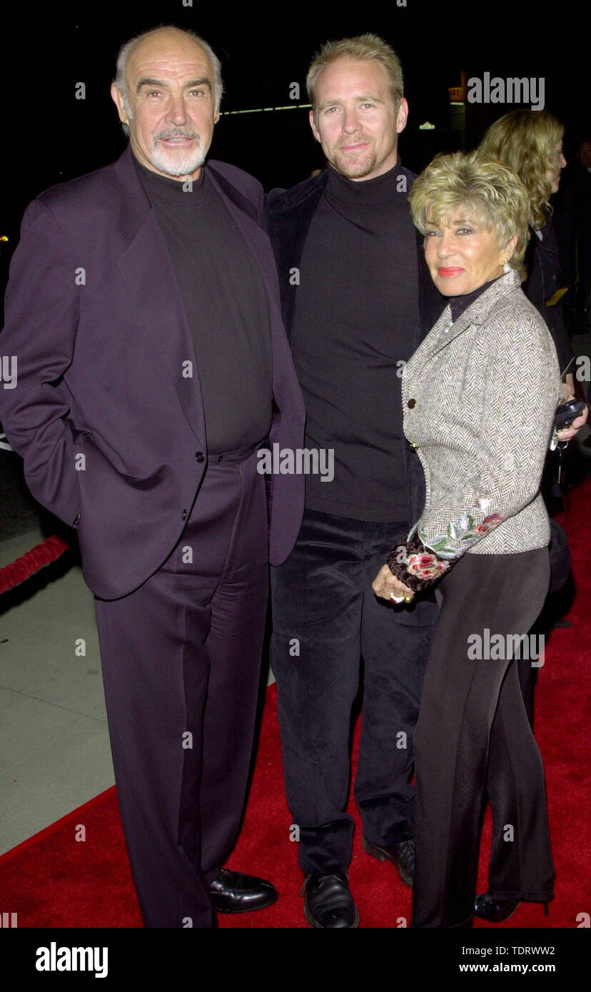Dez 01 2000 Los Angeles Kalifornien Usa Schauspieler Sean Connery Seine Frau Micheline Ihr Sohn Schauspieler Jason Connery Der Forrester Premiere Bild C Chris Delmas Zuma Draht Stockfotografie Alamy