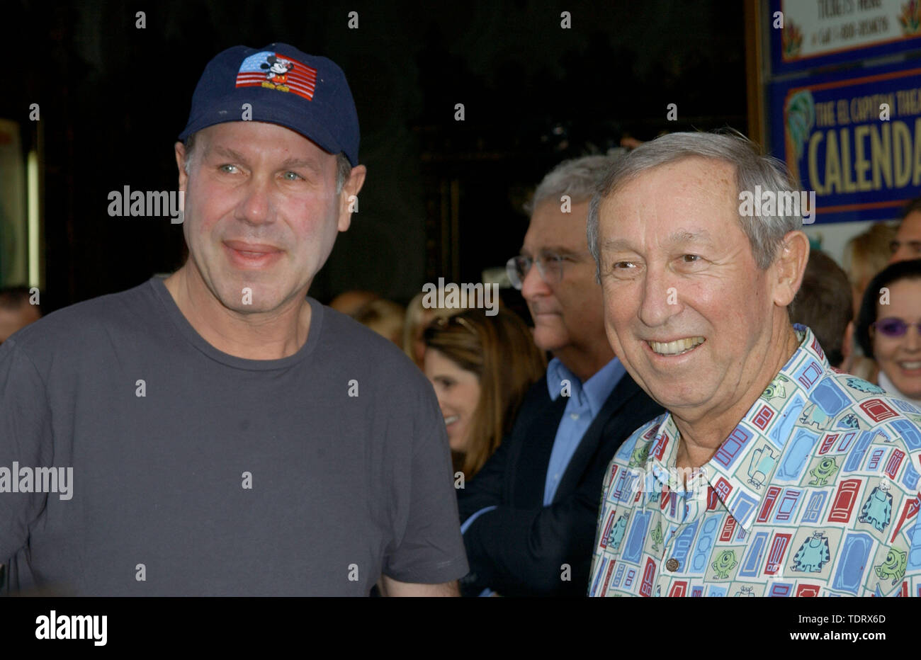 Okt 28, 2001; Los Angeles, CA, USA; (ARCHIVFOTO) MICHAEL EISNER und ROY DISNEY @ die Premiere von 'Monsters Inc.' Heute Dezember 1, 2003 ROY E DISNEY, Vice Chairman der Walt Disney Co. und Neffe des Firmengründers, hat von der Verwaltungsrat trat zurück und sagte der Vorsitzende Michael Eisner sowie zurücktreten sollte, laut Medienberichten. Das Wall Street Journal zitiert einen Brief, in dem Roy Disney Eisner der Führung kritisiert und zitiert ihn: "Es ist meine aufrichtige Überzeugung, dass Du es bist, die verlassen werden sollten und nicht ich.'. (Bild: Chris Delmas/ZUMA Draht) Stockfoto