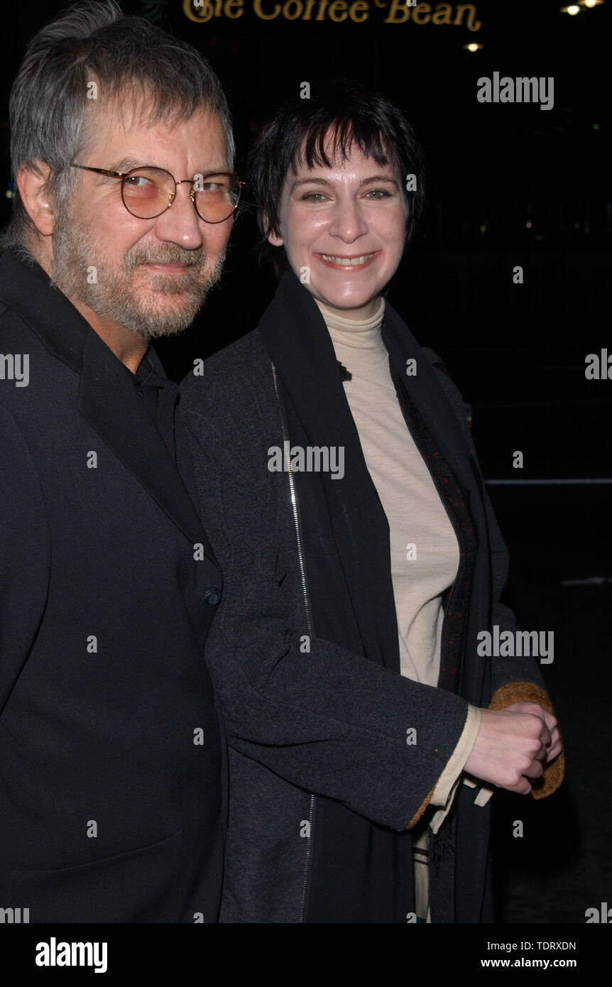 Feb 18, 2002; West Hollywood, CA, USA; Schauspielerin Amanda Plummer + Regisseur Tobe Hooper @ die Premiere von 'Dragonfly' statt @ der Directors Guild Theater. (Bild: © Chris Delmas/ZUMA Draht) Stockfoto