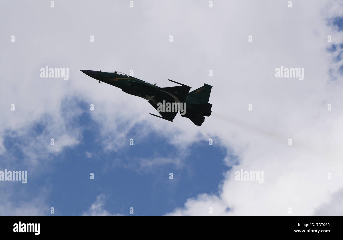 Paris, Frankreich. 17 Juni, 2019. Ein JF-17 Thunder aus der Pakistanischen Luftwaffe führt während eines Fluges Anzeige auf der 53. Internationalen Paris Air Show in Le Bourget Airport in der Nähe von Paris, Frankreich, 17. Juni 2019 statt. Die JF-17 Thunder wurde gemeinsam durch China und Pakistan entwickelt. Credit: Gao Jing/Xinhua/Alamy leben Nachrichten Stockfoto